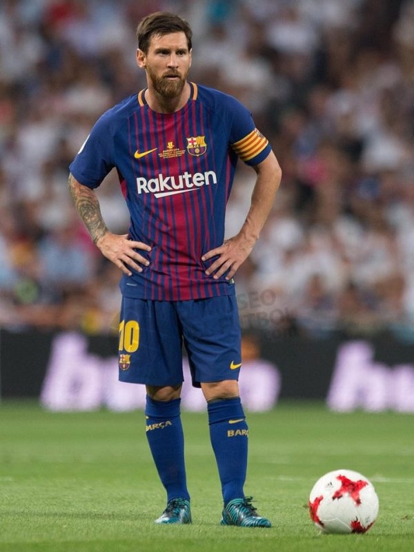 lionel-messi-with-football